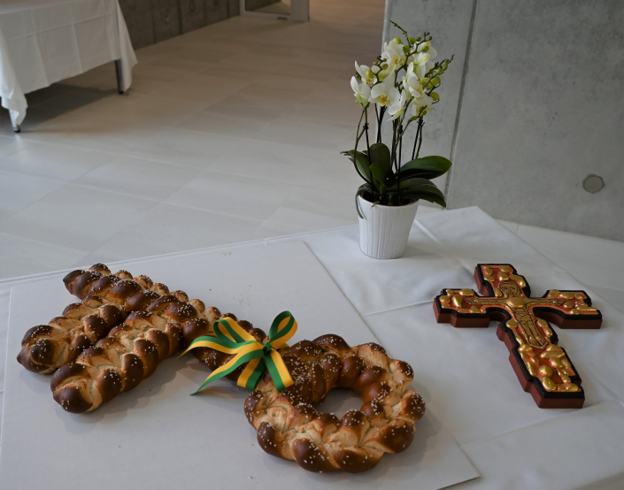 hefezopfschlüssel und segnungskreuz