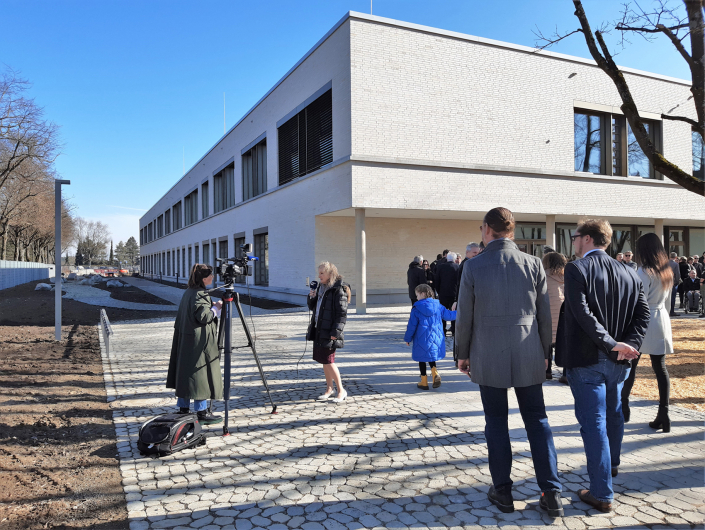 schuleiterin hertle vor der kamera - projektleiter alfers rechts im bild